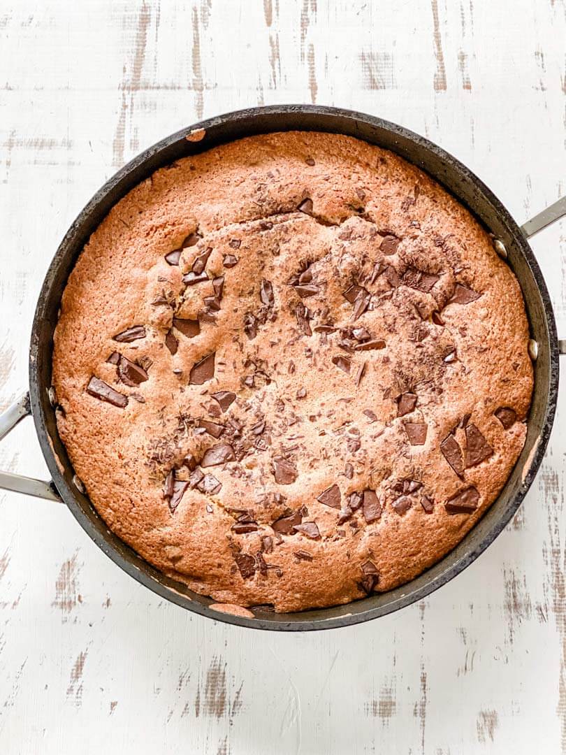 Giant chocolate chip cookie cake