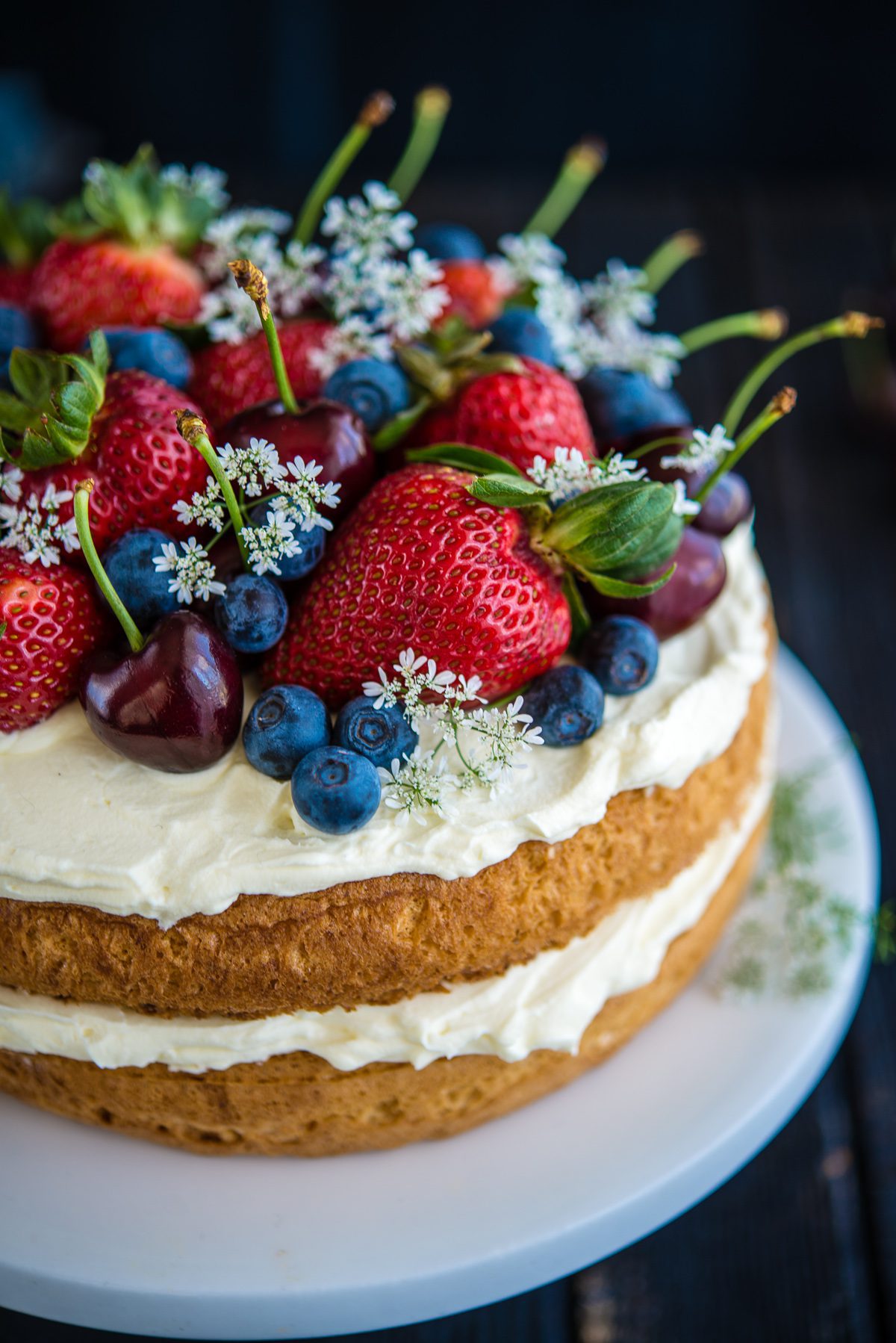Ginger Sponge cake with fresh berries, Ginger Sponge cake with fresh berries